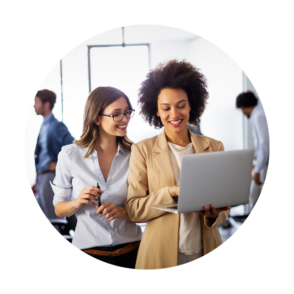 2 cheffes d'entreprises consulte le blog de Payroll