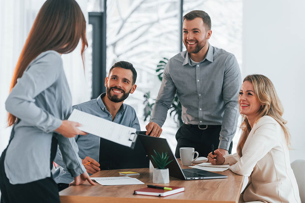 réunion au bureau hommes femmes