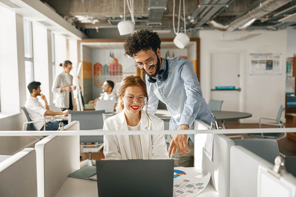 homme et femme travaillent ensemble