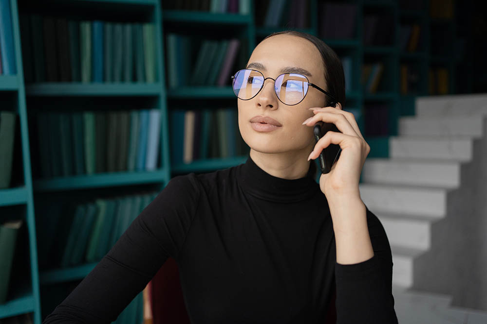 femme freelance au téléphone